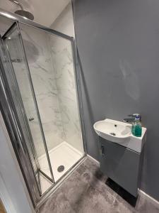 Whitley-5 Bdrm Sleeps 9 Ideal for Contractors