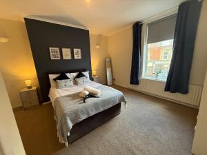 Whitley-5 Bdrm Sleeps 9 Ideal for Contractors