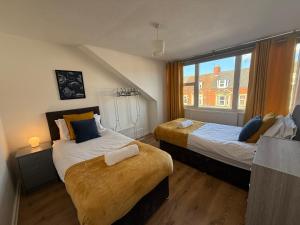 Whitley-5 Bdrm Sleeps 9 Ideal for Contractors