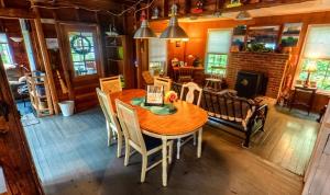 Private Island, 5 Homes, 2 HotTub, Boat -Sleeps 17