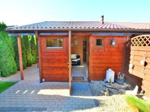 Single-story, year-round holiday home