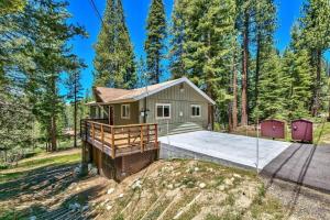Air-Conditioned Tahoe Cabin - Foosball - Forest Views - 4hvězdičkové hotely ve městě South Lake Tahoe