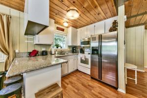 Bear Haus - Sledding At Cabin - Forest Views - Foosball