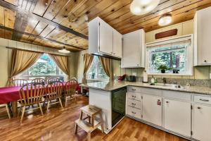 Bear Haus - Sledding At Cabin - Forest Views - Foosball