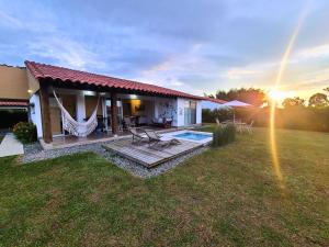 Casa Campestre en zona exclusiva con Jacuzzi, a 10 min del aeropuerto, 20 min parque del café, WiFi, parqueadero privado, vigilancia 24 hrs y amplias zonas sociales