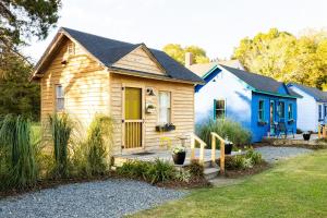 Holiday Home room in Cape Charles Tiny Livin'