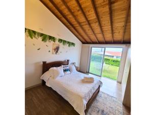 Casa Campestre en zona exclusiva con Jacuzzi, a 10 min del aeropuerto, 20 min parque del café, WiFi, parqueadero privado, vigilancia 24 hrs y amplias zonas sociales