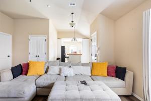 Cheerful 3 Bdrm space, 2 bath!. You gotta love it!