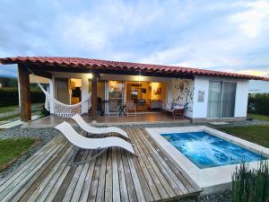 Casa Campestre en zona exclusiva con Jacuzzi, a 10 min del aeropuerto, 20 min parque del café, WiFi, parqueadero privado, vigilancia 24 hrs y amplias zonas sociales