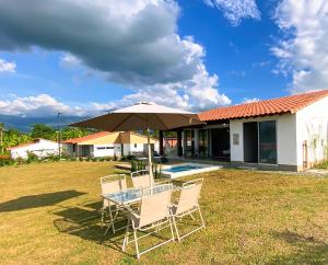 Casa Campestre en zona exclusiva con Jacuzzi, a 10 min del aeropuerto, 20 min parque del café, WiFi, parqueadero privado, vigilancia 24 hrs y amplias zonas sociales