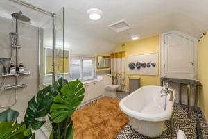 Spacious home sleeps 9 - walker cyclist retreat - Pass the Keys