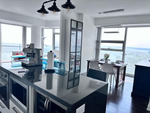 6 Guests Modern Condo with Lake Views Near CN Tower Fully Equipped