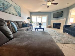 Lakefront Condo wDockDeckPools-Sleeps 6