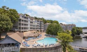 Lakefront Condo wDockDeckPools-Sleeps 6