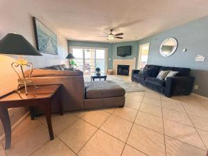 Lakefront Condo wDockDeckPools-Sleeps 6