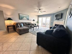 Lakefront Condo wDockDeckPools-Sleeps 6