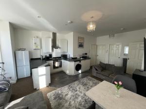 DeParys - Sleeps 6! Great for large group of people