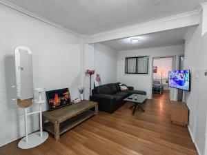 Cozy Stays - 15 mins to Airport & 500m to Train