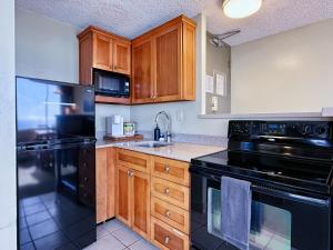 Ocean View 1 BR Corner Unit Steps to Waikiki Beach