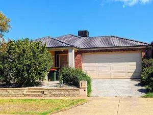 Point Cook Gem 5BR Family Home walk to shops and parks - Пойнт-Кук