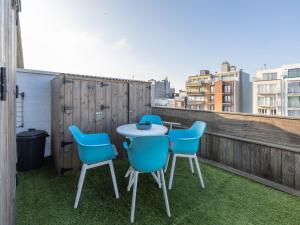 Studio with sunny rooftop terrace near the sea