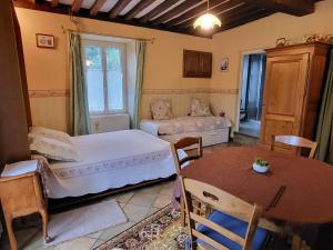 B&B / Chambres d'hotes Chambres de caractere avec parc ferme et stationnement securise - FR-1-583-278 : photos des chambres