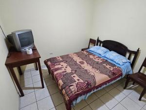 HOSPEDAJE ALVARADO - Matrimonial - 301 - Bueno Bonito y Barato