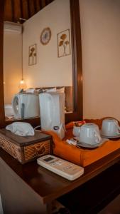 Phòng Deluxe Giường Đôi/2 Giường Đơn Nhìn Ra Hồ Bơi (Deluxe Double or Twin Room with Pool View)