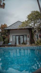 Phòng Deluxe Giường Đôi/2 Giường Đơn Nhìn Ra Hồ Bơi (Deluxe Double or Twin Room with Pool View)