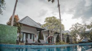 Phòng Deluxe Giường Đôi/2 Giường Đơn Nhìn Ra Hồ Bơi (Deluxe Double or Twin Room with Pool View)