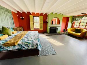 Rustic Farmhouse, Currys Post - SOLAR POWERED