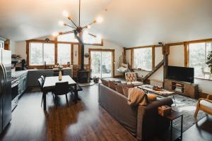 Log Cabin with King Bed and Hot Tub