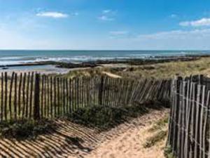 Maisons de vacances Agreable maisonnette avec jardin, piscine collective, proche mer - FR-1-194-291 : Maison de Vacances