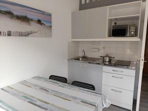 Maisons de vacances Maison avec Piscine pour 4 a Notre-Dame-de-Monts - FR-1-540-316 : photos des chambres