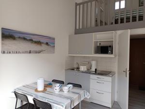 Maisons de vacances Maison avec Piscine pour 4 a Notre-Dame-de-Monts - FR-1-540-316 : photos des chambres