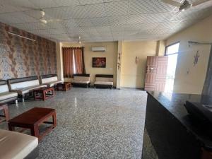 Hotel O by OYO Golden Manor Inn