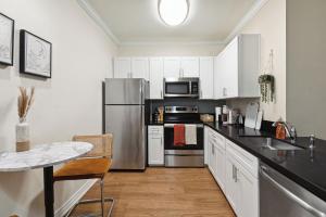 Ideal 1BR Apt in Santa Monica Pool, Gym, Free Parking 2 min to Promenade