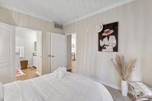 Ideal 1BR Apt in Santa Monica Pool, Gym, Free Parking 2 min to Promenade