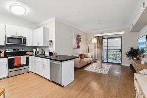 Ideal 1BR Apt in Santa Monica Pool, Gym, Free Parking 2 min to Promenade