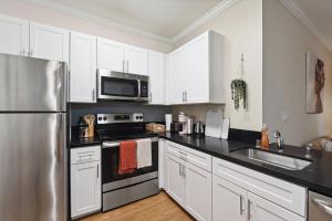 Ideal 1BR Apt in Santa Monica Pool, Gym, Free Parking 2 min to Promenade