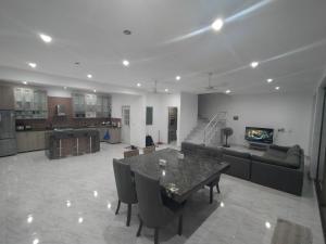 Jungle Oasis - 4 Bedrooms