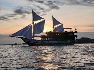 Gallia Phinisi Batam