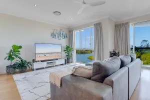 Stunning 3BR Oceanview Retreat - Chinderah
