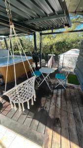 Maisons d'hotes La yourte de Nimes, sauna, spa , jacuzzi piscine et aire de jeux privatif : photos des chambres