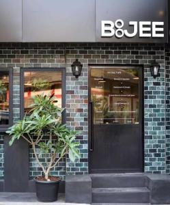 Modern 2 BR Bandra Trendy Location