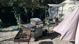 Maisons d'hotes La yourte de Nimes, sauna, spa , jacuzzi piscine et aire de jeux privatif : photos des chambres