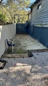 Maisons d'hotes La yourte de Nimes, sauna, spa , jacuzzi piscine et aire de jeux privatif : Tente
