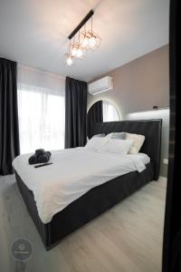 2 Level 1 Bedroom Lux Apartment with Balcony 75 Inch TV and Sofa Bed near Promenada Mall with High Ceilings Kitchen Washer and Work Space