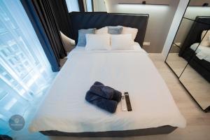 2 Level 1 Bedroom Lux Apartment with Balcony 75 Inch TV and Sofa Bed near Promenada Mall with High Ceilings Kitchen Washer and Work Space