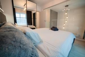 2 Level 1 Bedroom Lux Apartment with Balcony 75 Inch TV and Sofa Bed near Promenada Mall with High Ceilings Kitchen Washer and Work Space